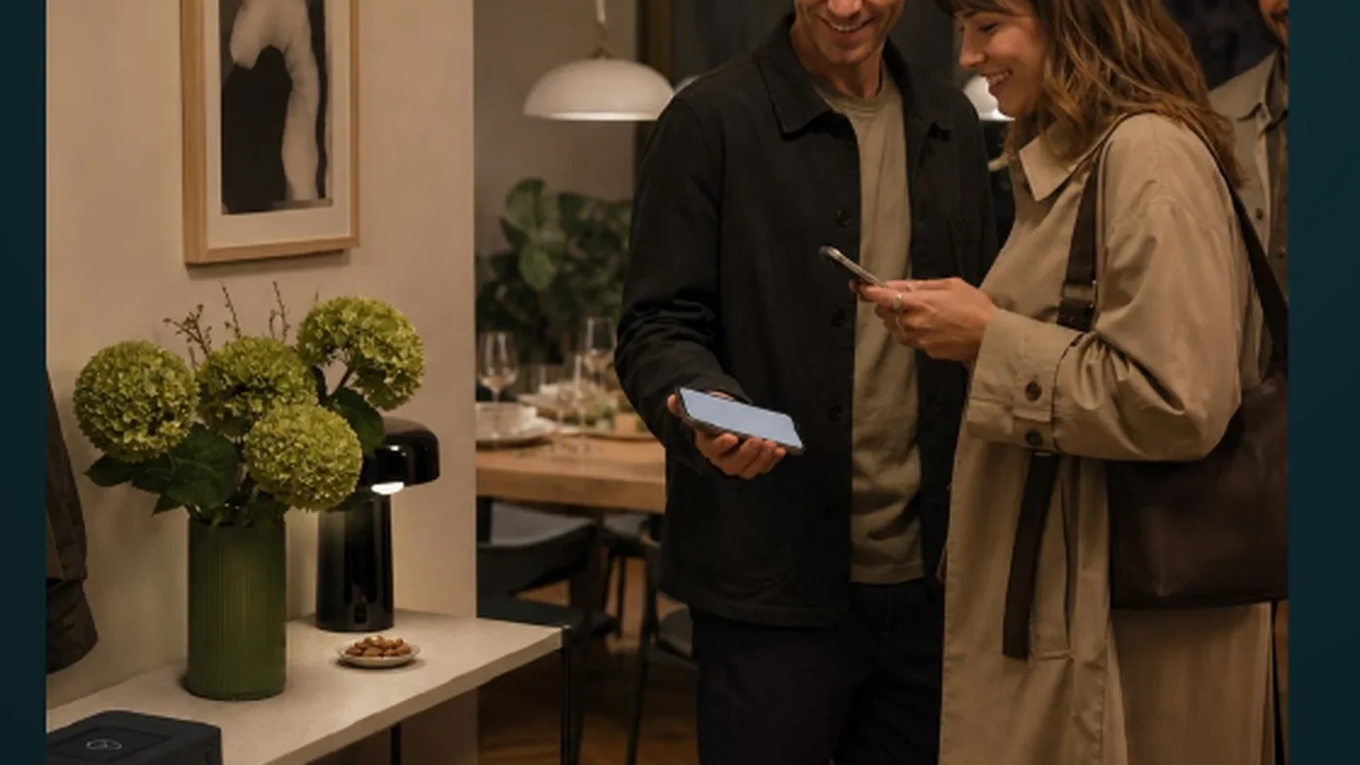 Une famille réunie dans son foyer connecté en soirée