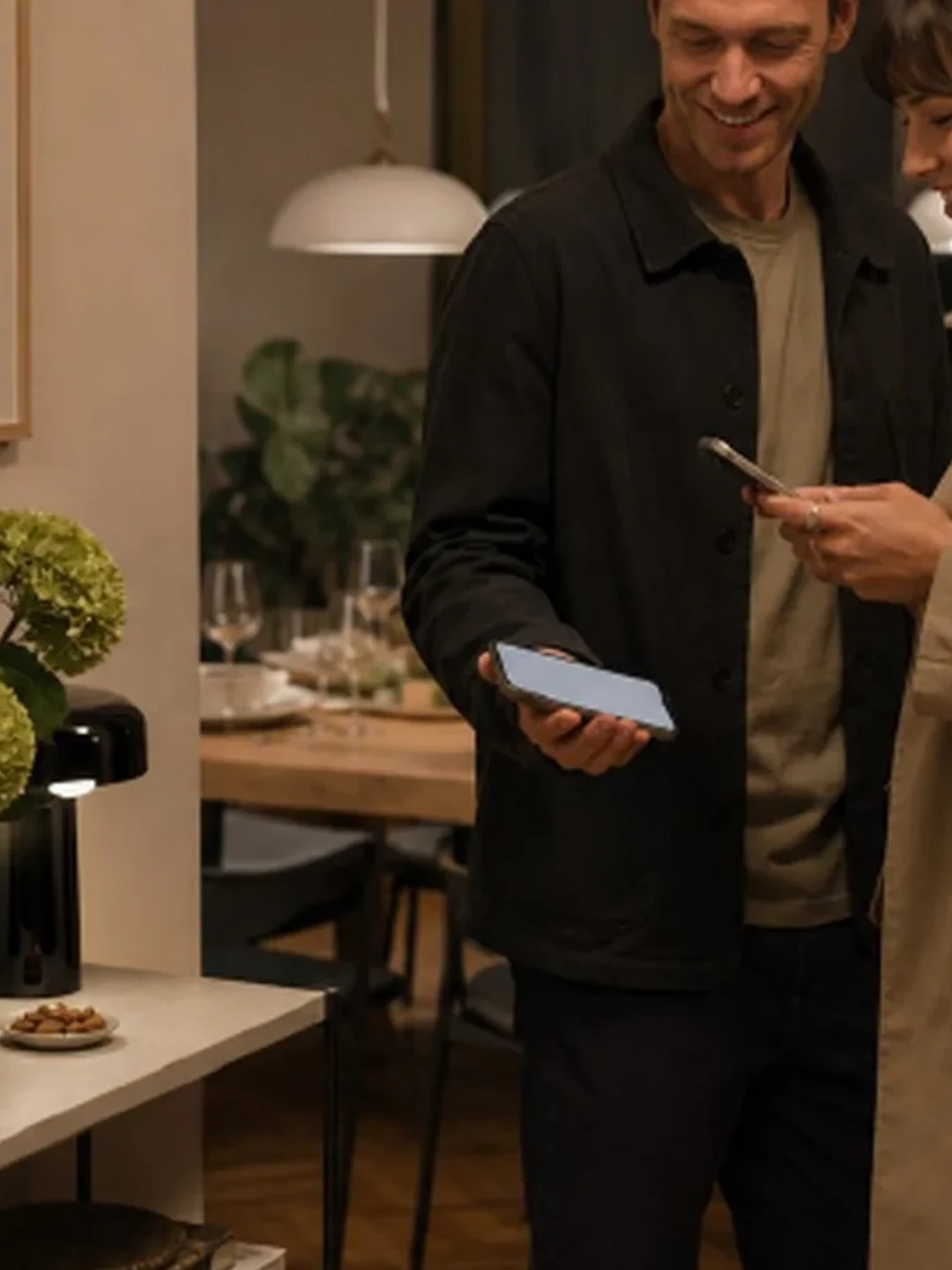 Une famille partage sa connexion Internet pendant la soirée